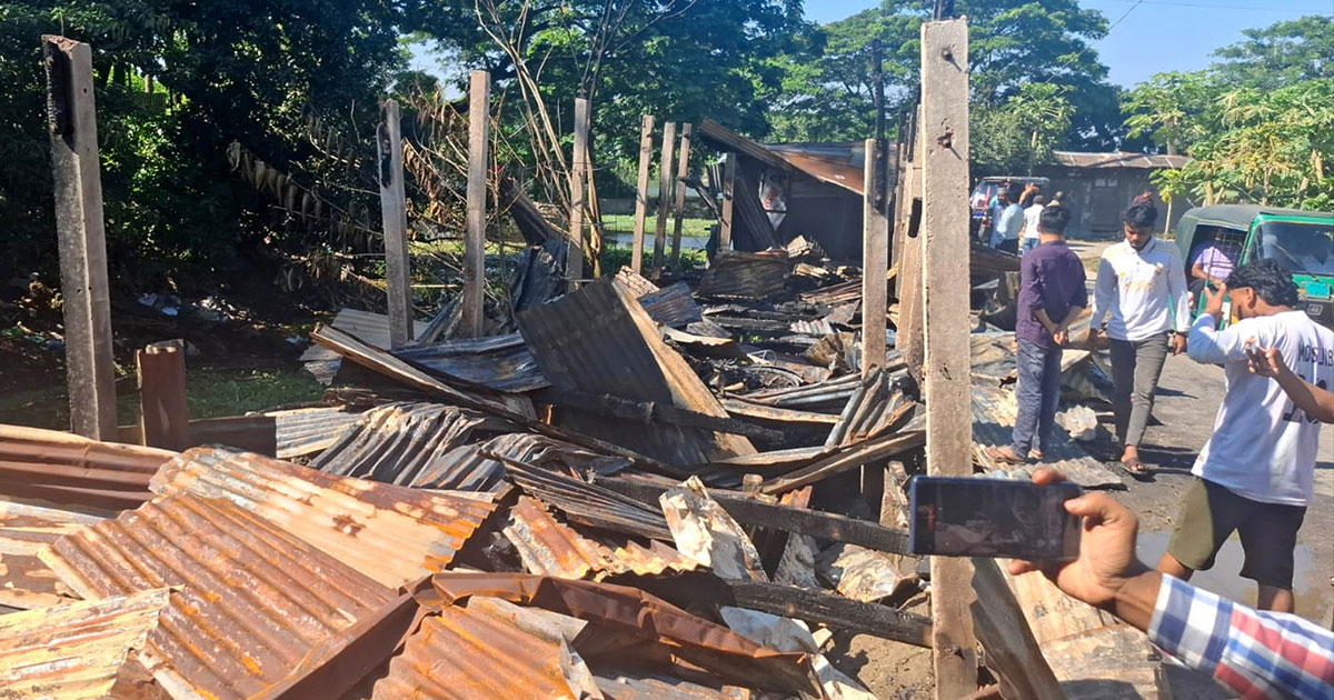 চাঁদপুরে আগুনে পুড়েছে সাত ব্যবসা প্রতিষ্ঠান, ১০ লাখ টাকার ক্ষয়ক্ষতি