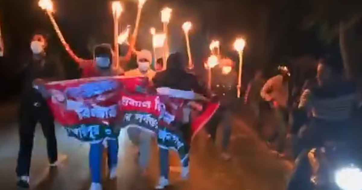 ঢাকা-বরিশাল মহাসড়কে নিষিদ্ধ ঘোষিত ছাত্রলীগের ঝটিকা মিছিল