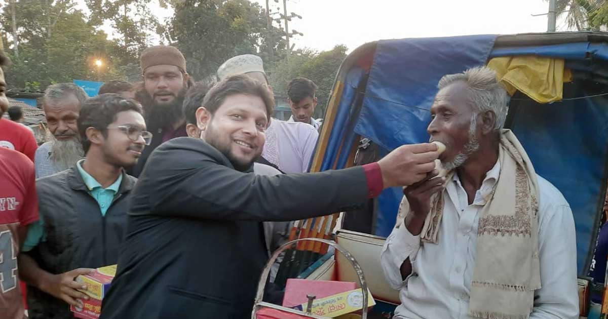 শেখ হাসিনার ফাঁসির রায়ের পর  মিষ্টি বিতরণ  করলো বৈষম্যবিরোধী ছাত্র আন্দোলন