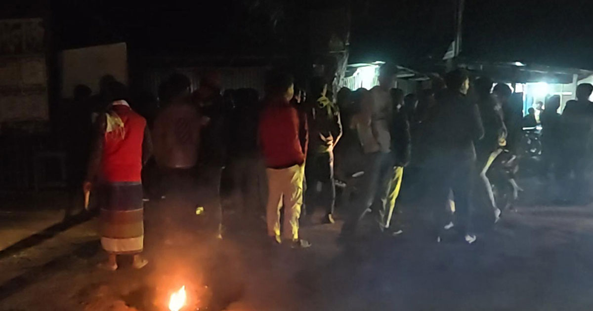 দুর্ঘটনায় মৃত্যু, মরদেহ নিয়ে সড়ক অবরোধ সহপাঠীদের