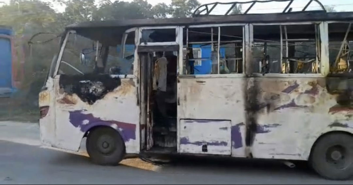 লক্ষ্মীপুরে গ্যারেজে থাকা যাত্রীবাহী বাসে দুর্বৃত্তদের আগুন, আটক ৩