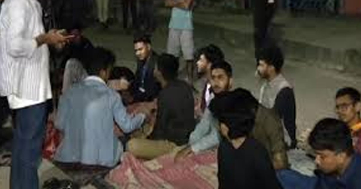 হল নির্মাণের দাবিতে  সড়কে তেজগাঁওয়ে পলিটেকনিক শিক্ষার্থীরা