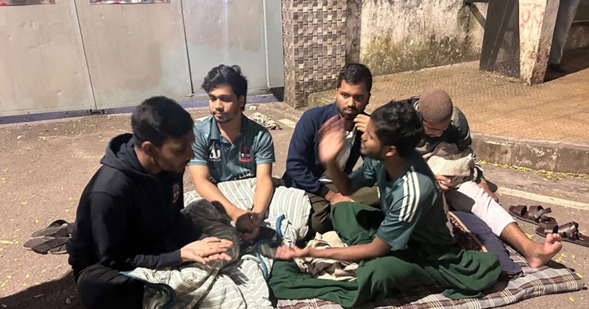 ঢাবি বন্ধের প্রতিবাদে ভিসির বাসভবনের সামনে শিক্ষার্থীদের অবস্থান