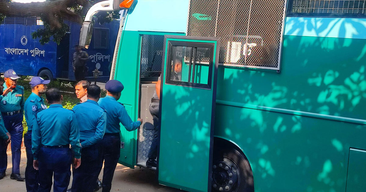 মানবতাবিরোধী অপরাধ: প্রিজনভ্যানে ট্রাইব্যুনালে হাজির দুই সেনা কর্মকর্তা