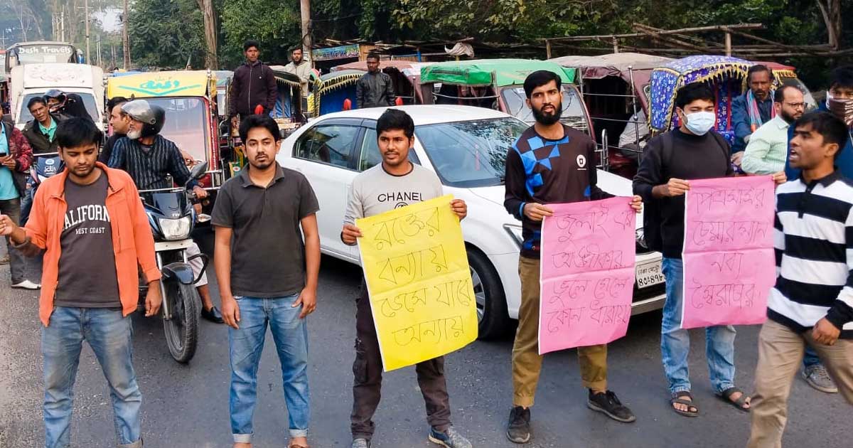 ৪৭তম বিসিএস পরীক্ষা পেছানোর দাবিতে মহাসড়ক অবরোধ
