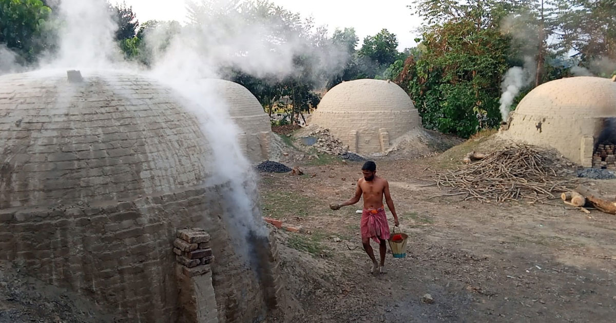কাপাসিয়ায় কাঠ পুড়িয়ে কয়লা তৈরি, হুমকিতে জনস্বাস্থ্য