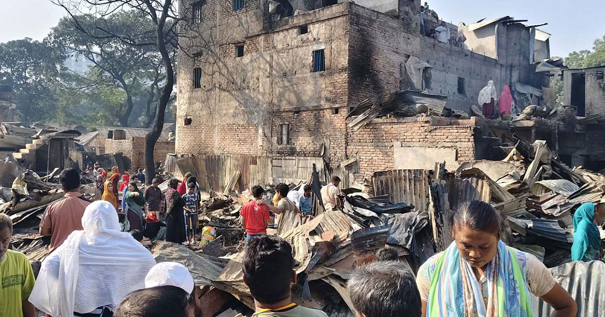 কড়াইলে উদ্ধারকাজ ব্যাহত করছে কৌতূহলী মানুষের ভিড়