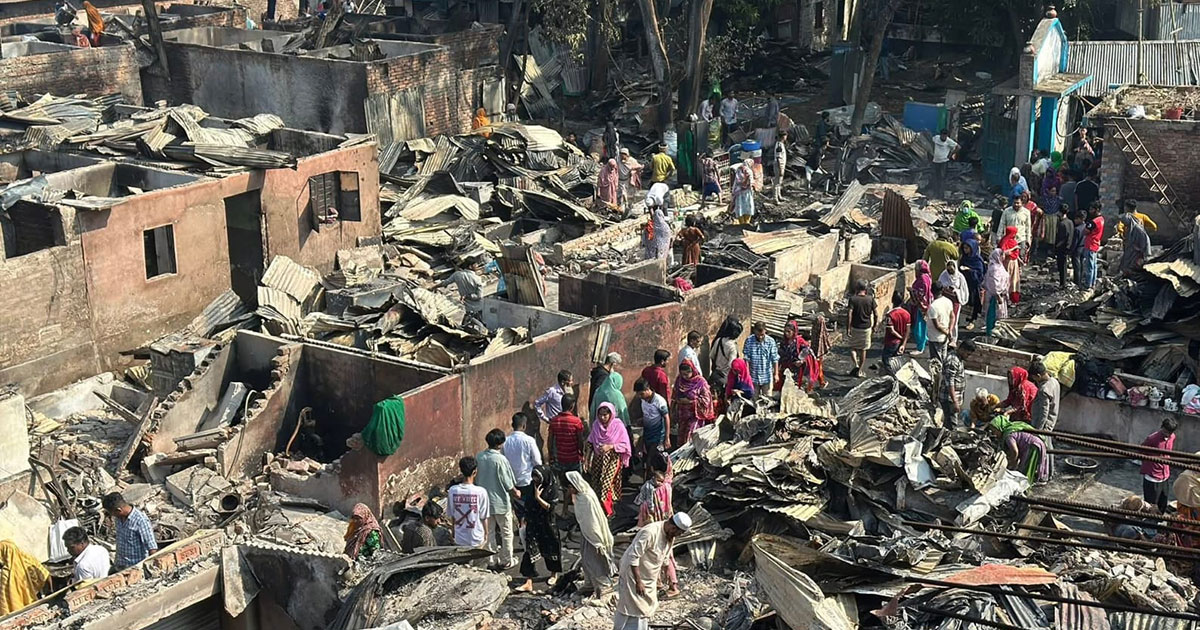 কড়াইল বস্তিতে আগুন: পুড়ে ছাই স্বপ্ন, খোলা আকাশের নিচে আর্তনাদ