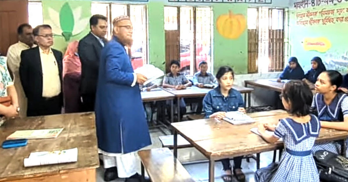লক্ষ্মীপুরে স্কুল পরিদর্শনে গিয়ে শিক্ষার্থীদের পড়ালেন জেলা প্রশাসক