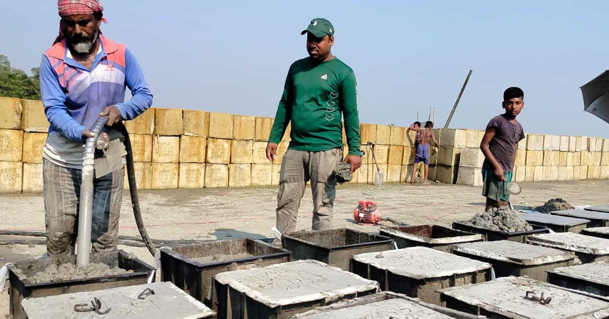 গাইবান্ধায় চলছে নদীর তীর রক্ষার কাজ