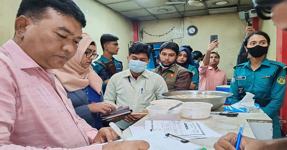 সাধু মিষ্টান্ন ভাণ্ডার এণ্ড নোবেলটি রেস্টুরেন্টে মোবাইল কোর্টের অভিযান