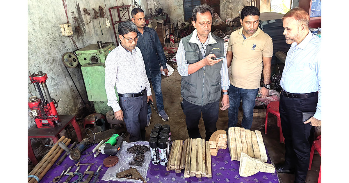 লক্ষ্মীপুরে ওয়ার্কশপে বানানো হচ্ছিল আগ্নেয়াস্ত্র