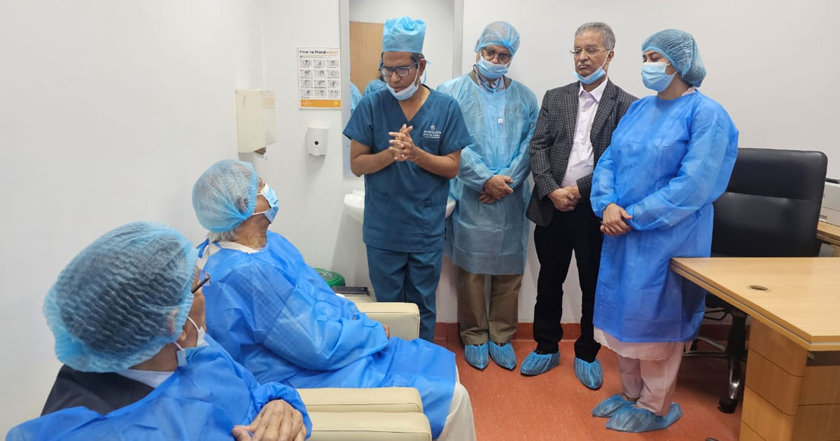 খালেদা জিয়ার স্বাস্থ্যের খোঁজ নিতে এভারকেয়ারে প্রধান উপদেষ্টা