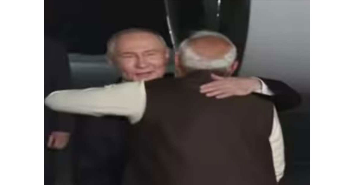 প্রোটোকল ভেঙে বিমানবন্দরে পুতিনকে স্বাগত জানালেন মোদী