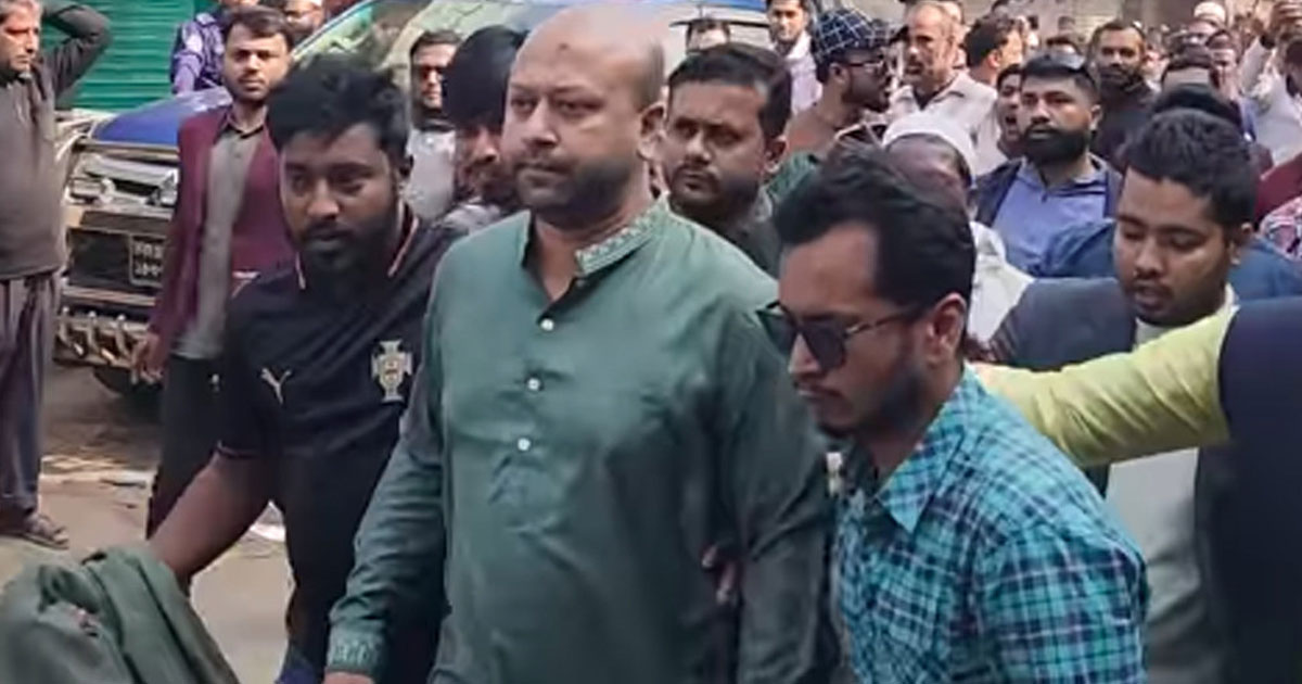 ‘ফুয়াদের দুই গালে জুতা মারো তালে তালে’ স্লোগান দিয়ে হেনস্থা