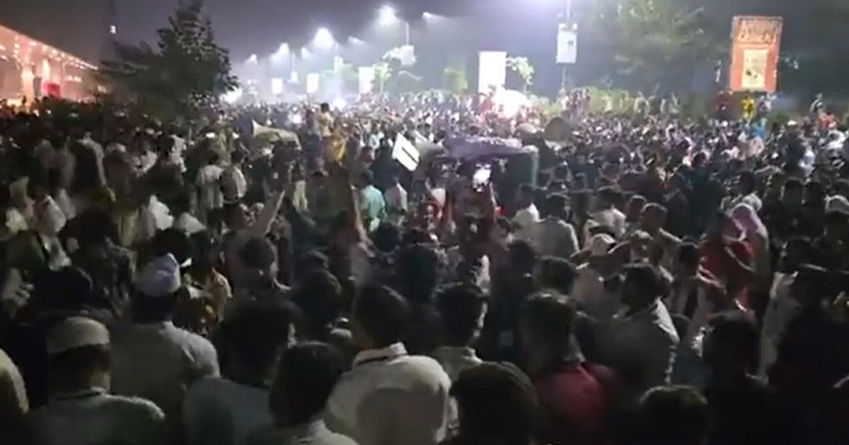 মোবাইল ব্যবসায়ীরা ঘেরাও করলো বিটিআরসি, অবরুদ্ধ চেয়ারম্যান