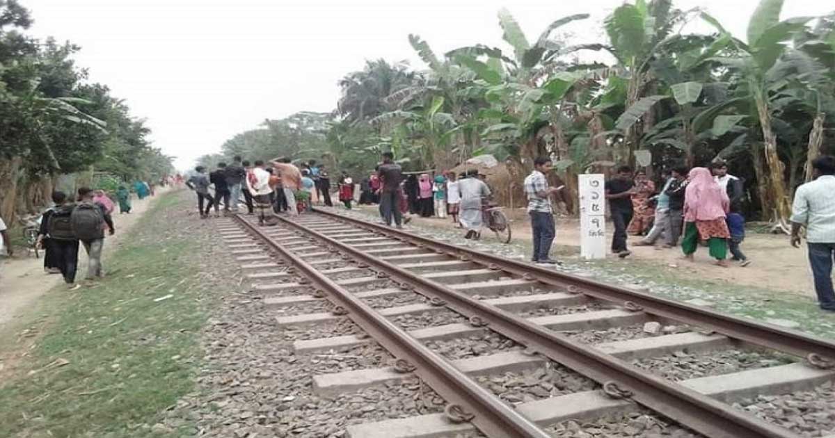 জয়পুরহাটে ট্রেনে কাটা পড়ে যুবকের মৃত্যু