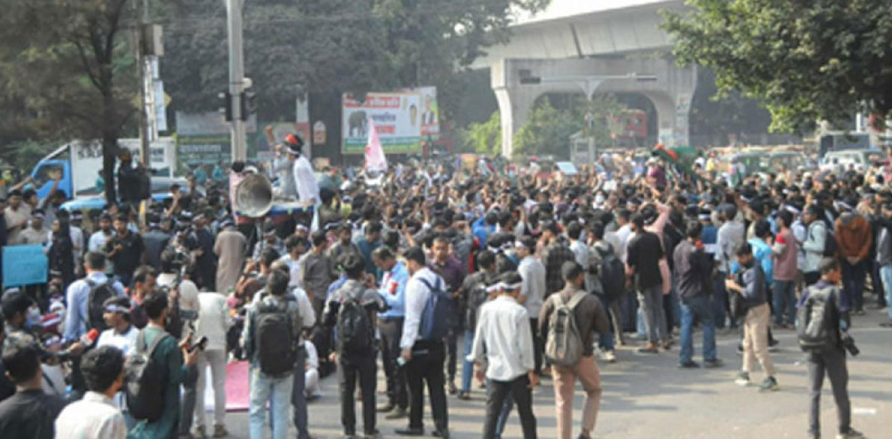 শিক্ষা ভবনের সামনে ৮ ঘণ্টা ধরে  শিক্ষার্থীরা