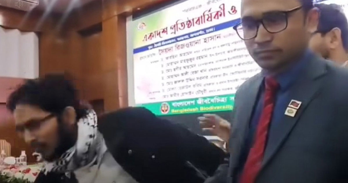 গালি দেওয়ায় ঘাড়ধাক্কা দিয়ে মঞ্চ থেকে নামিয়ে দেওয়া হলো সমন্বয়ককে