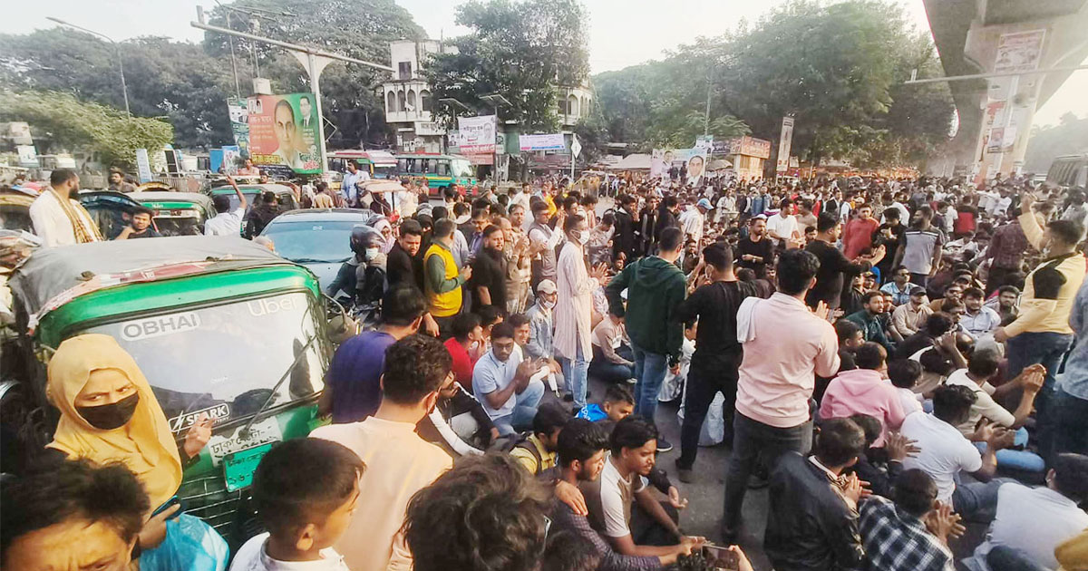 আইজিপিকে অপসারণের দাবিতে শাহবাগ অবরোধ, যান চলাচল বন্ধ