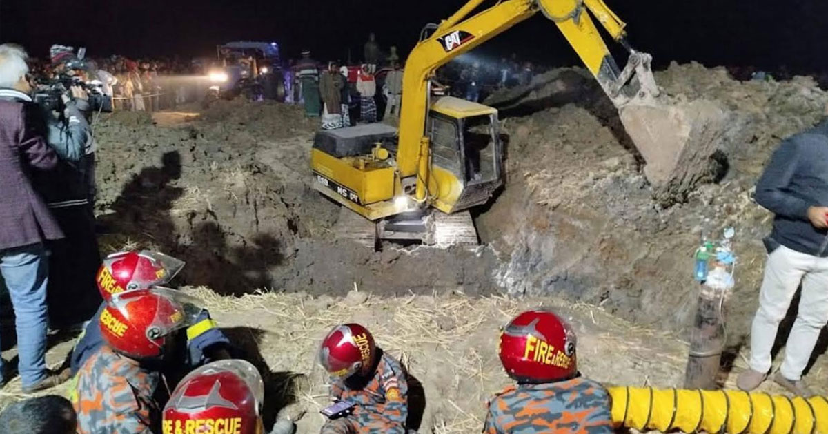 ১৭ ঘণ্টাতেও উদ্ধার হয়নি শিশুটি, সুড়ঙ্গ খোঁড়ার কাজ চলছেই