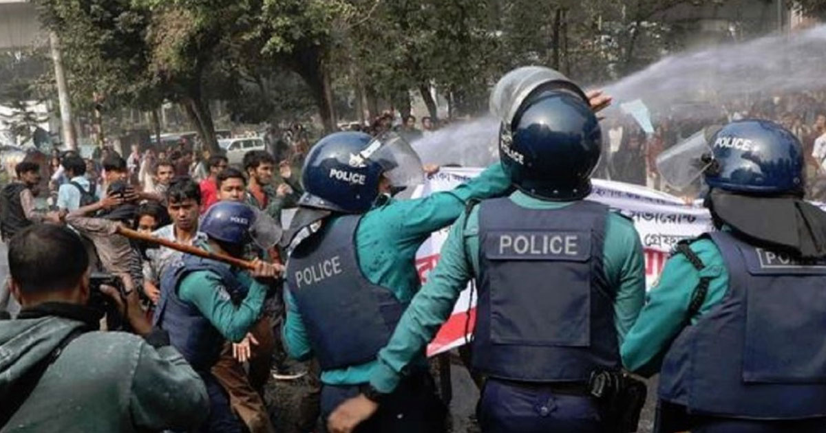 প্রেসক্লাবের সামনে প্রতিবন্ধী বিদ্যালয়ের কর্মীদের পুলিশের লাঠিচার্জ