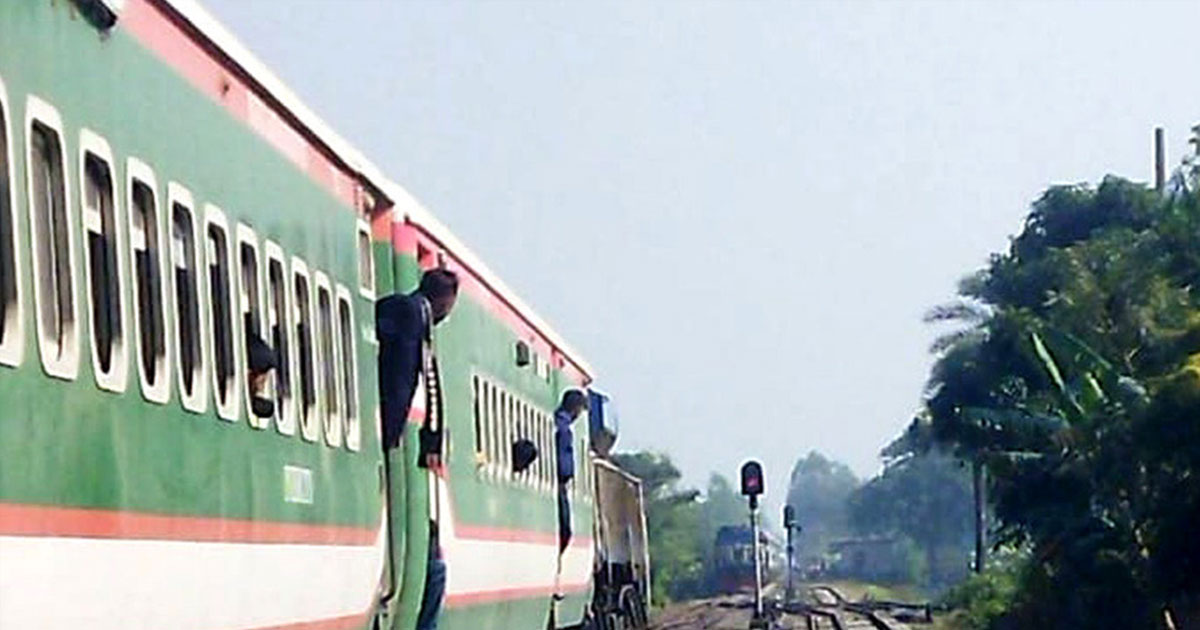 বড় দুর্ঘটনা থেকে রক্ষা পেল দুই ট্রেন