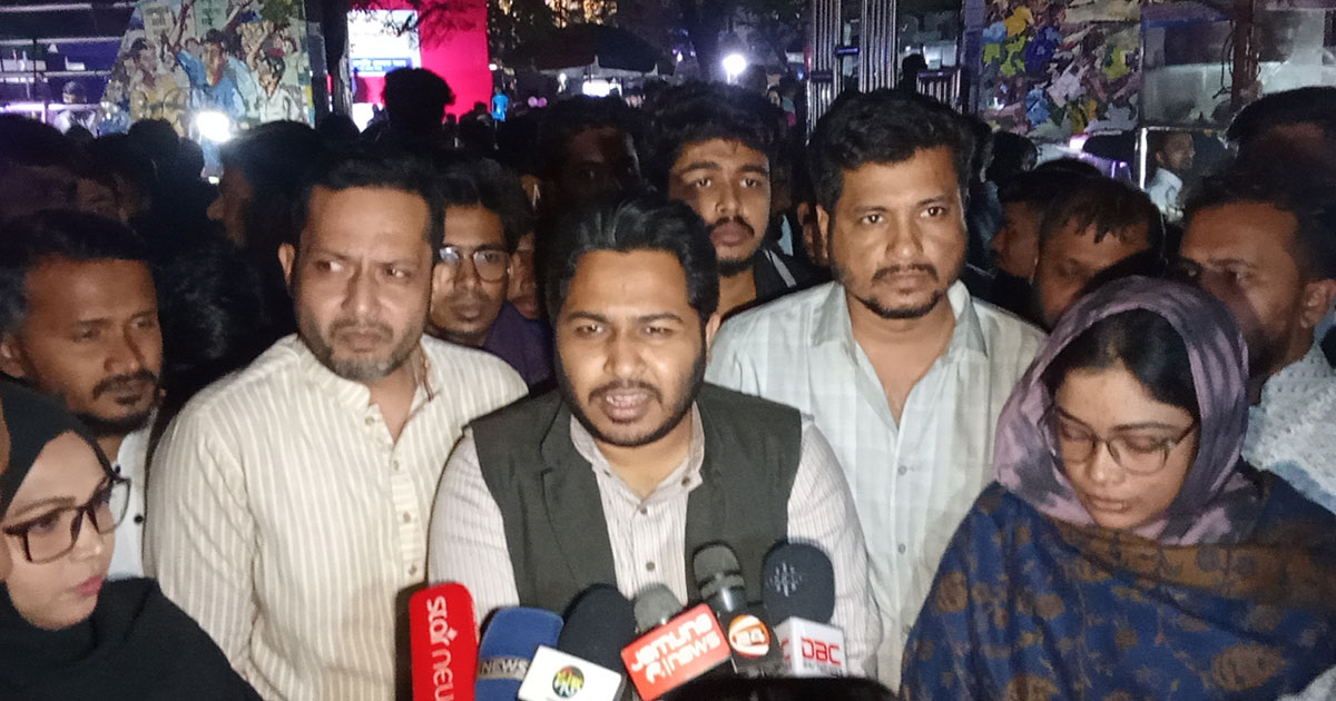 নারায়ণগঞ্জে হাদির ওপর হামলার প্রতিবাদে বিক্ষোভ
