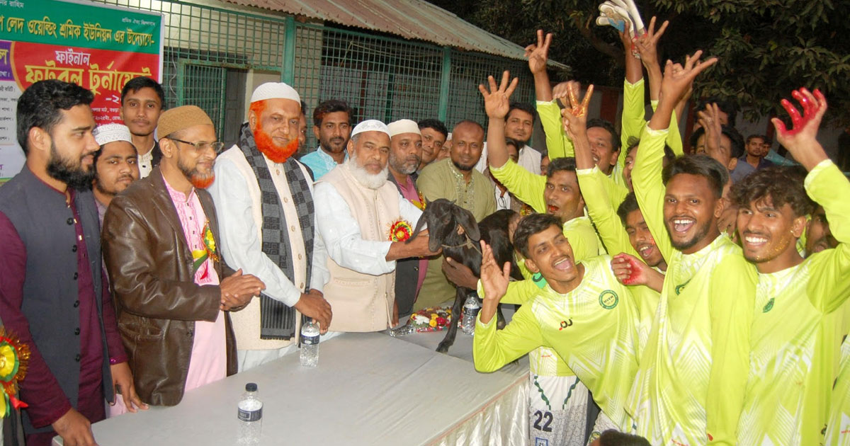 ফুটবল টুর্নামেন্টে খাসি ও রাজহাঁস পুরস্কার