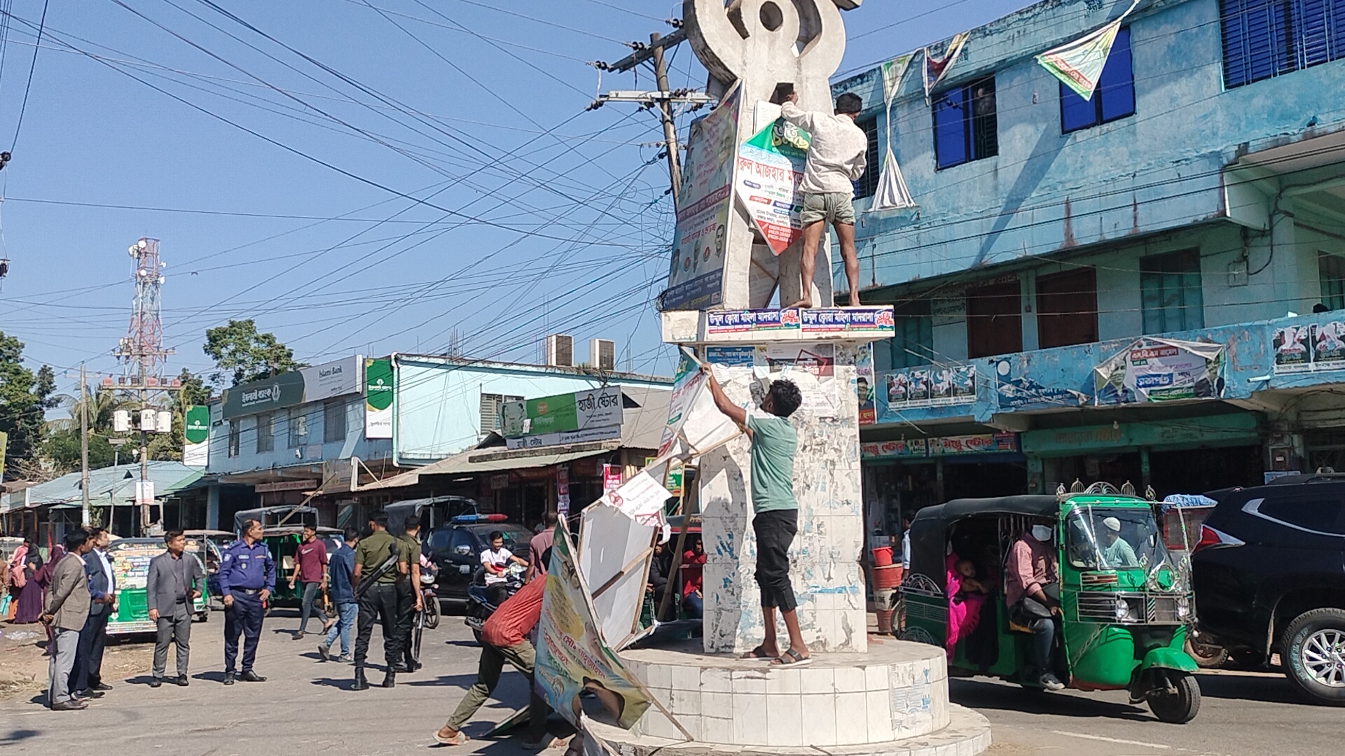 নোয়াখালীতে ব্যানার, তোরণ ও বিলবোর্ড অপসারণ করছে উপজেলা প্রশাসন