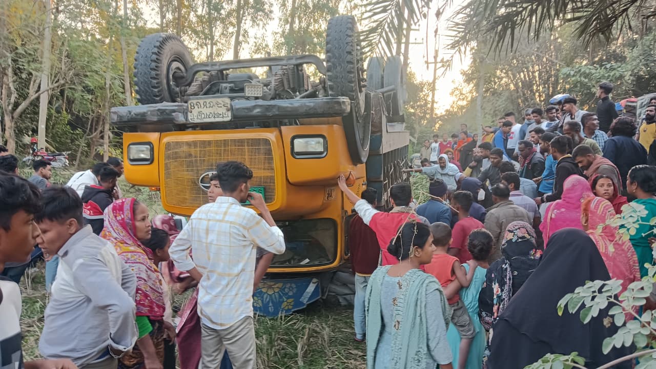 নওগাঁয় ট্রাক চাপায় অটোরিকশা চালক নিহত, আহত ৩