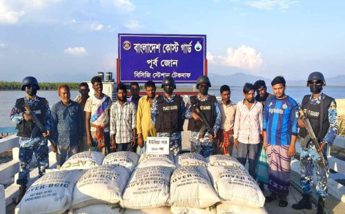 মিয়ানমারে পাচারকালে ৬০০ বস্তা ইউরিয়া সার জব্দ আটক ১০