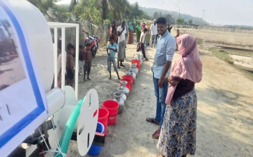 পানি পাচ্ছেন না স্থানীয়রা, যাচ্ছে রোহিঙ্গা ক্যাম্পে