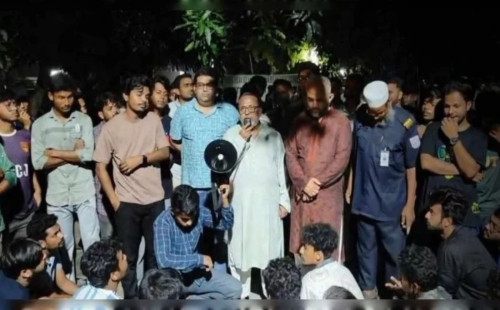 মাঝরাতে শিক্ষার্থীর হামলায় খুবি শিক্ষক আহত