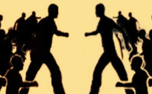 খুলনায় পুলিশের সামনে দু’পক্ষের সংঘর্ষ, গুলিবিদ্ধসহ আহত ৪