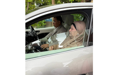 যুক্তরাজ্যের হিথরো বিমান বন্দরের উদ্দেশ্যে রওনা হয়েছেন বেগম খালেদা জিয়া