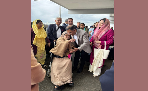 হিথ্রো বিমানবন্দরে মাকে বিদায় জানালেন তারেক রহমান