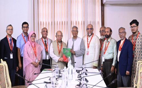 প্রধান উপদেষ্টার কাছে স্বাস্থ্যখাত সংস্কার কমিশনের প্রতিবেদন জমা