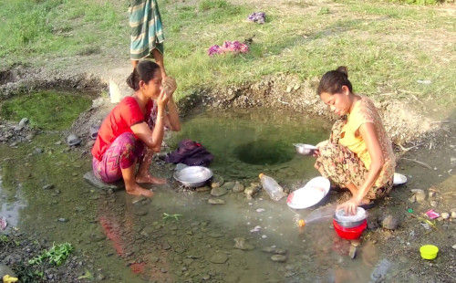 পানির সংকটে ধুঁকছে পাহাড়ের বাসিন্দারা