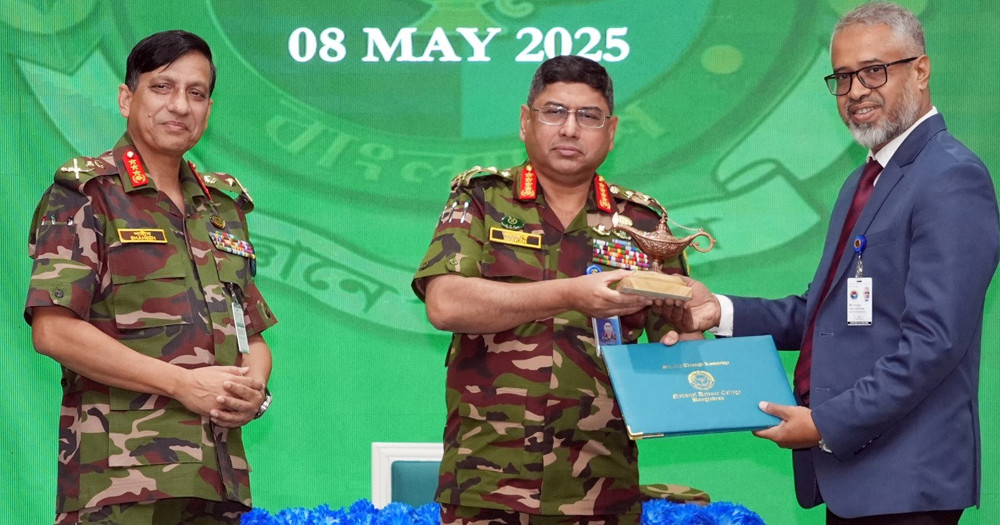 ক্যাপস্টোন কোর্স  ফেলোদের সনদ বিতরণ করলেন সেনাপ্রধান