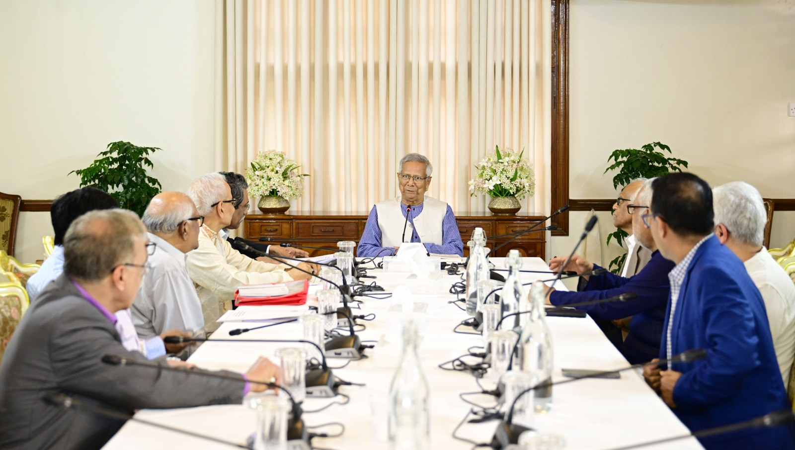 প্রধান উপদেষ্টার সঙ্গে ঐকমত্য কমিশনের বৈঠক অনুষ্ঠিত