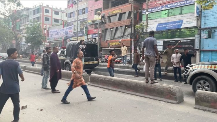 আইভীকে গ্রেপ্তার করে নেওয়ার পথে পুলিশের গাড়ি লক্ষ্য করে হামলা