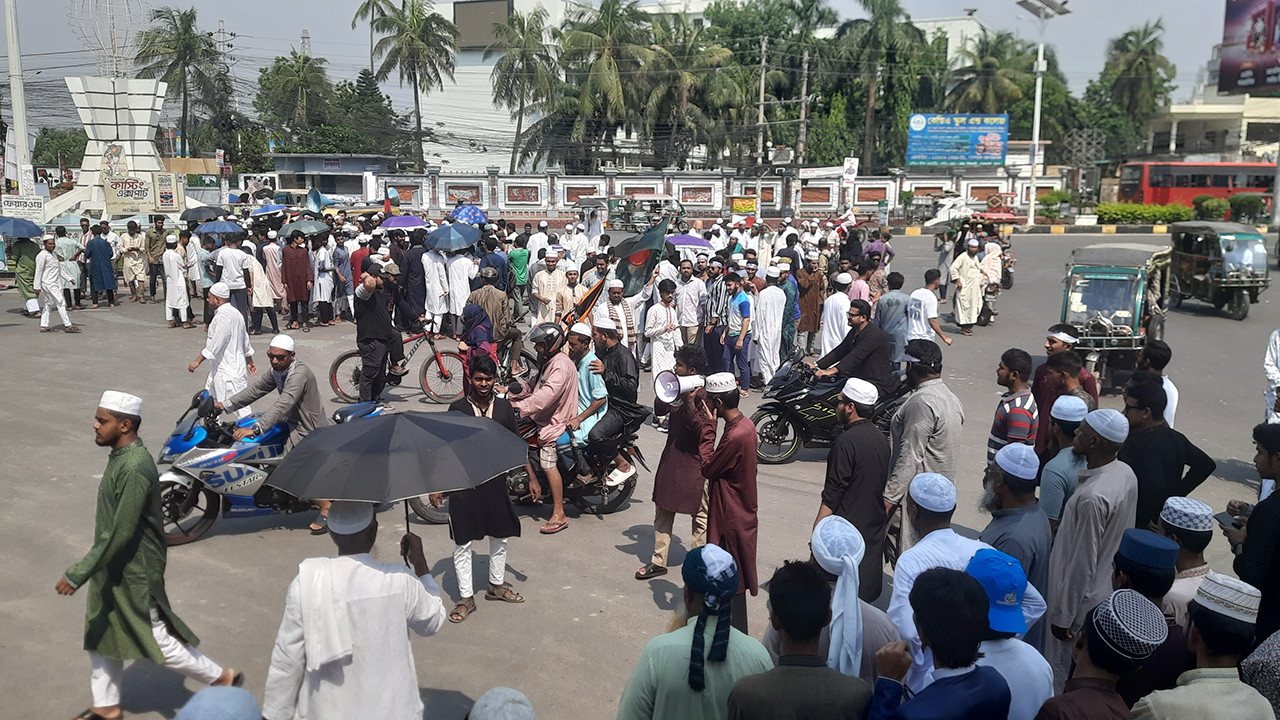 আ.লীগ নিষিদ্ধের দাবিতে খুলনায় ছাত্র-জনতার ‘ব্লকেড’ কর্মসূচি