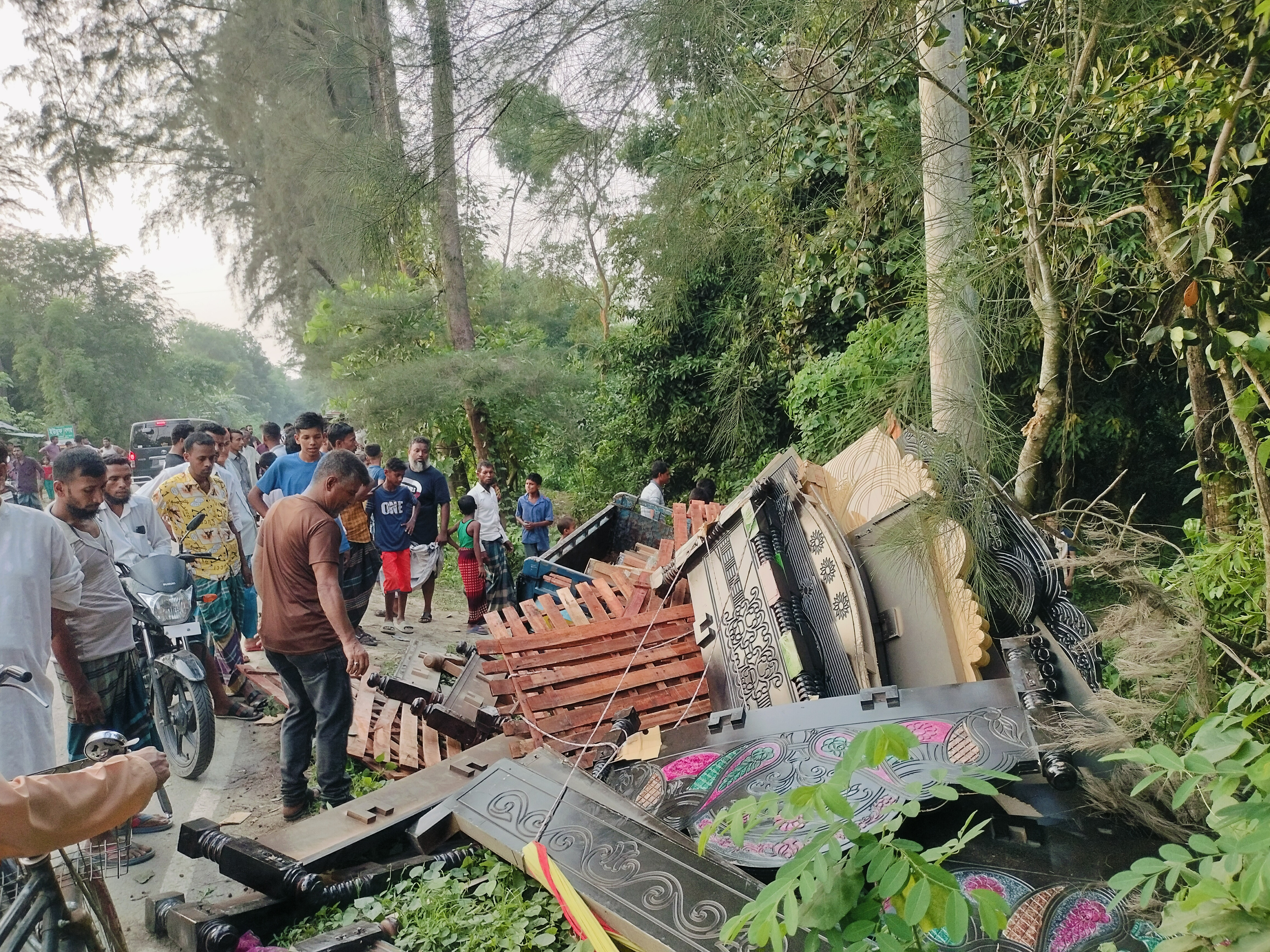 নোয়াখালীর সুবর্ণচরে পিকআপচাপায় বৃদ্ধ নিহত, আহত ছোট ভাই