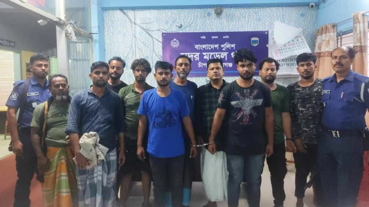 ভারত থেকে ফেরার পথে চাঁপাইনবাবগঞ্জ সীমান্তে ১০ বাংলাদেশি আটক