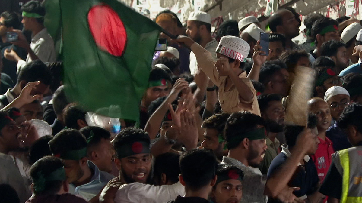 আ.লীগের কার্যক্রম নিষিদ্ধে আনন্দ মিছিল, মিষ্টি বিতরণ