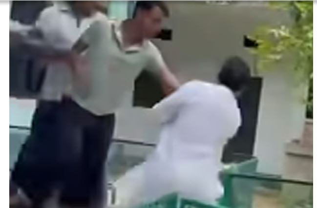 সিলেটে আওয়ামী লীগের নেতাকে মারধর করে পুলিশে হস্তান্তর