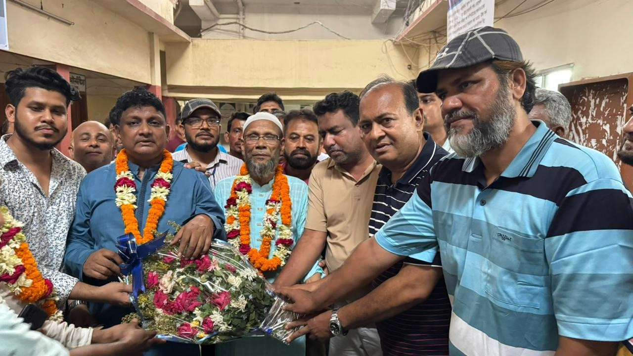 নোয়াখালী জাতীয়তাবাদী আইনজীবি ফোরামের সভাপতি আবদুল হক, সম্পাদক পলাশ