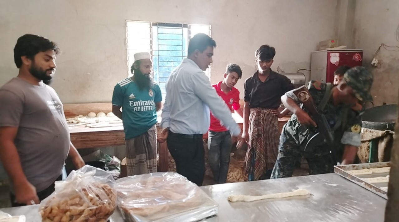 মেয়াদবিহীন খাবার তৈরী করায় ব্যবসায়ীকে জরিমানা