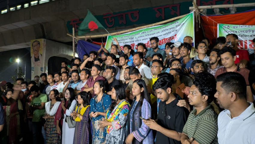 রাজু ভাস্কর্যে সমবেত কণ্ঠে জাতীয় সংগীত গেয়ে শিক্ষার্থীদের প্রতিবাদ